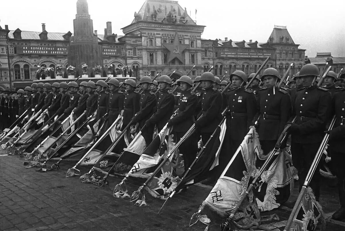 Знамена первой мировой. Первый парад Победы 24 июня 1945 года. Парад Победы 1945 мавзолей. Самсонов парад Победы 1945. Рокоссовский на параде Победы 1945.