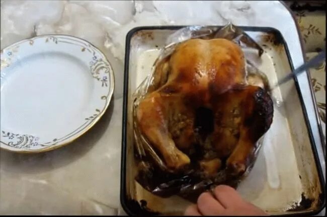 Запечённая курица в духовке целиком в рукаве. Курица запеченная в рукаве время. Температура запекания курицы целиком. Температура приготовления курицы в духовке на противне.