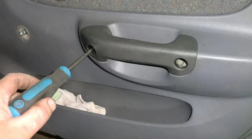 Как снять обшивку закрытой двери. Ручка для закрытия двери Хендай акцент. Ручка открывания двери Хендай акцент 2006. Hyundai Accent ручка двери внутренняя водительская. Малый винт внутренней ручки двери Hyundai Accent.