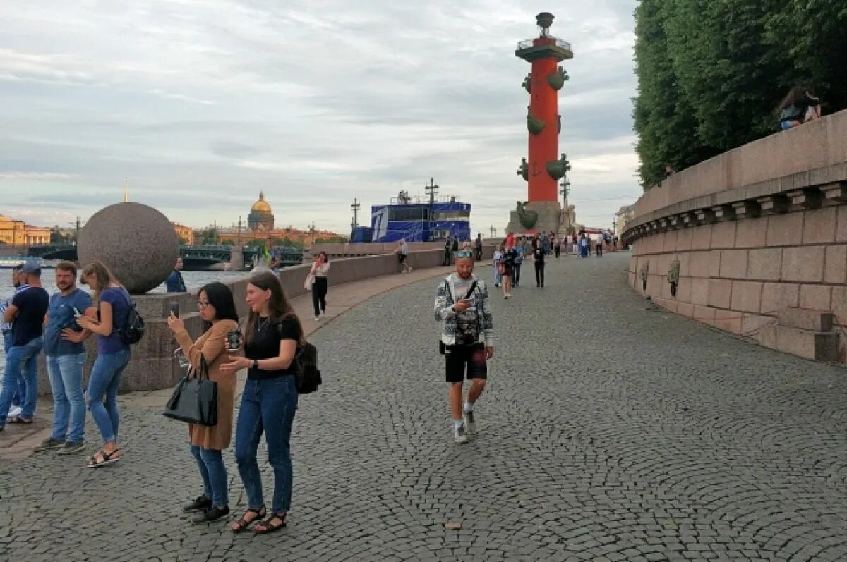 Туристы в Петербурге. Питер фото туристов. Санкт-Петербург фото туристов 2023. Фото туристов в Питере в июле.