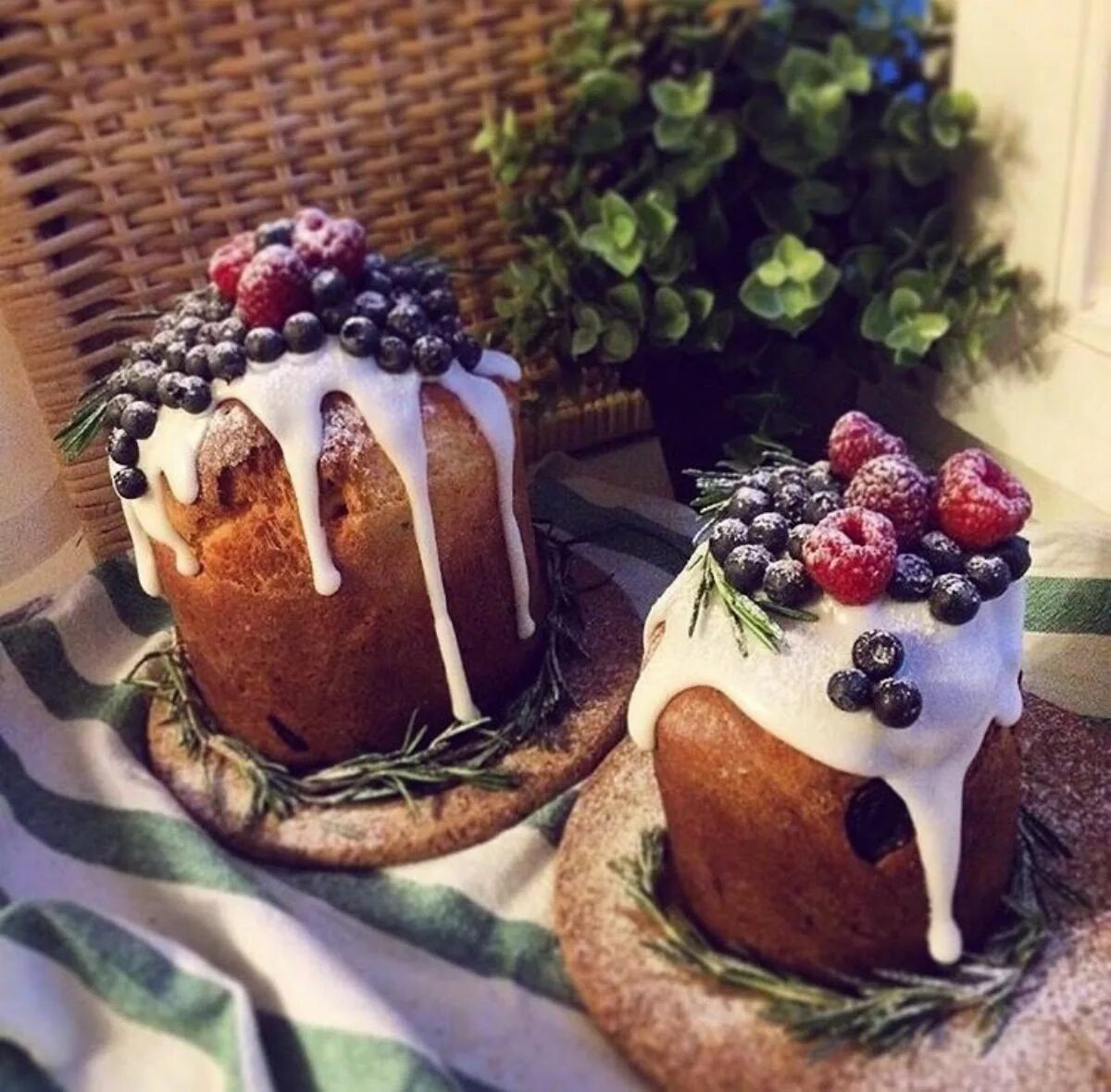 Пасхальный кулич декор. Необычное украшение куличей. Украшение пасхальных куличей. Дизайнерские украшение кулича. Декор пасхальных куличей