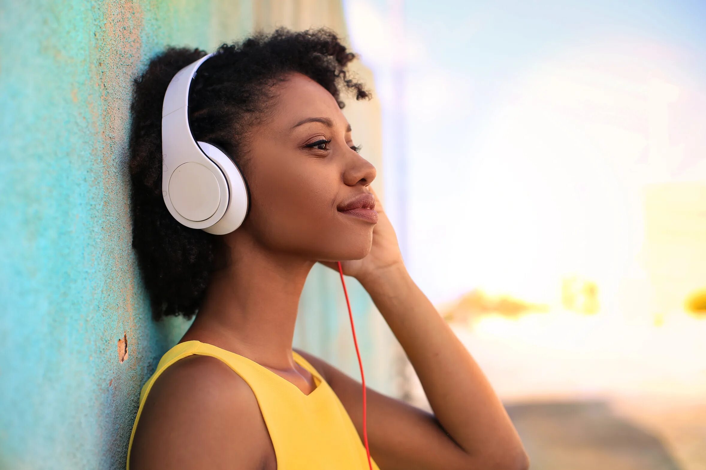 She listen to the radio. Наушники на человеке. Девушка в наушниках. Человек с наушниками. Наушники на голове.