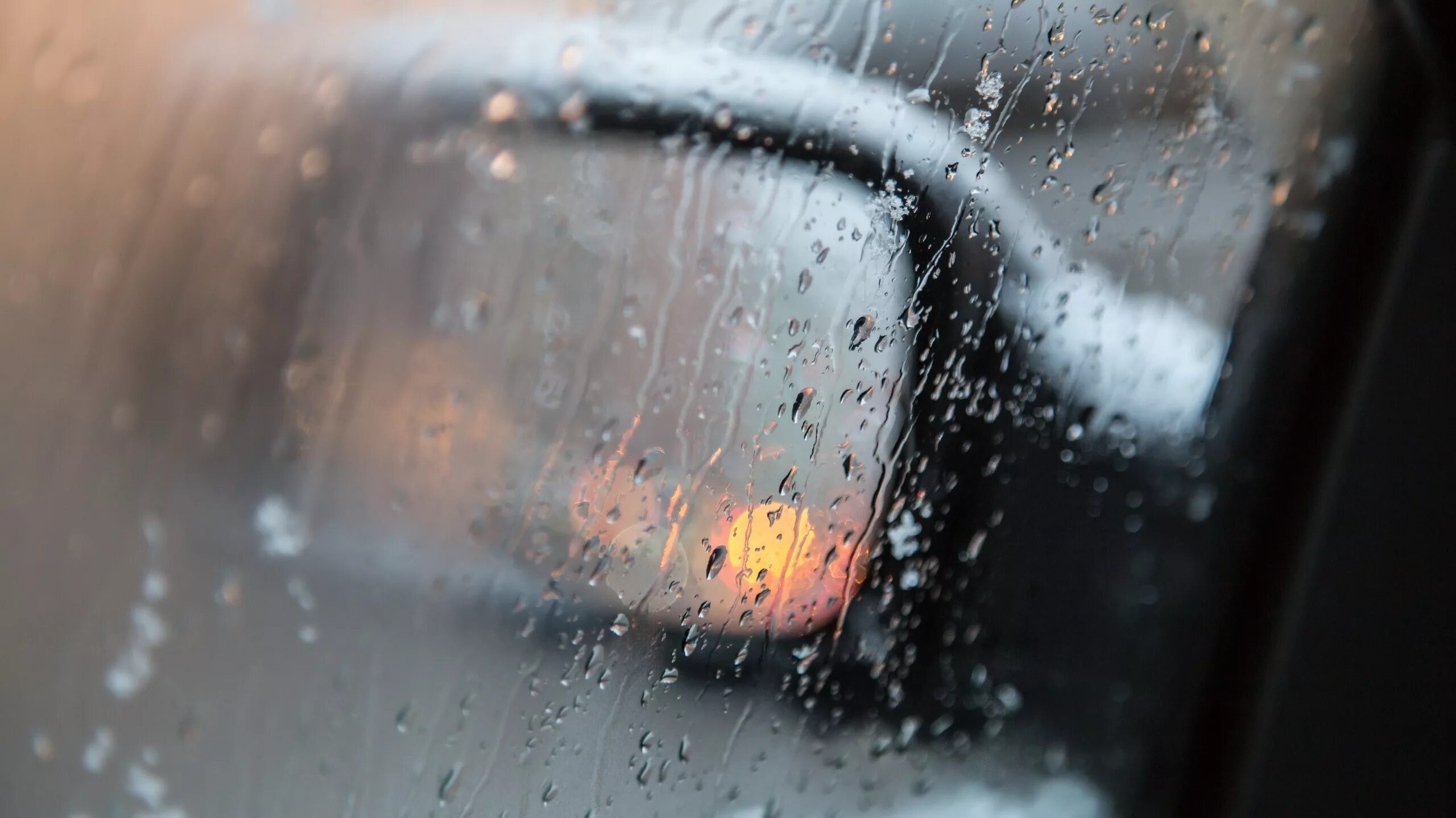 Запотевшие стекла автомобиля. Запотевшее стекло в машине. Дождь на стекле машины. Мокрое стекло машины.