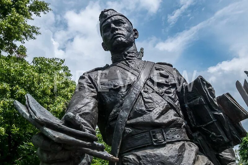 Какие есть военные памятники. Памятник фронтовому почтальону в Воронеже. Памятник военному почтальону в Воронеже. Памятник солдату почтальону Воронеж. Памятники солдатам в Воронеже.