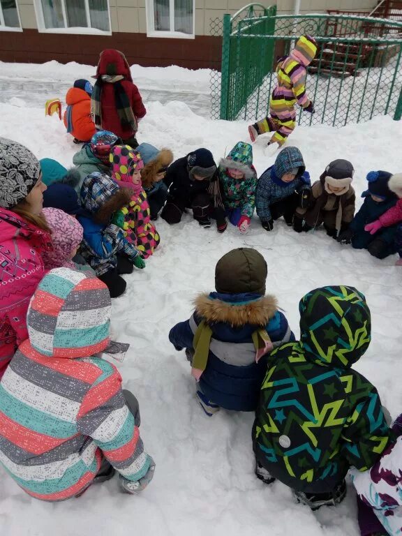 Зимнее развлечение в средней группе на улице. Зимний праздник в средней группе. Досуг зимние забавы в средней группе. Зимнее развлечение в средней группе на улице. Зимнее физкультурное развлечение на улице в детском саду.