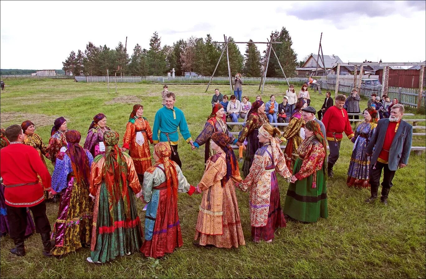 Сайт усть цилемского района. Усть-Цилемская горка праздник. Горка в Усть Цильме праздники Коми. Усть-Цилемская горка праздник хоровод. Усть Цилемский костюм традиционный.