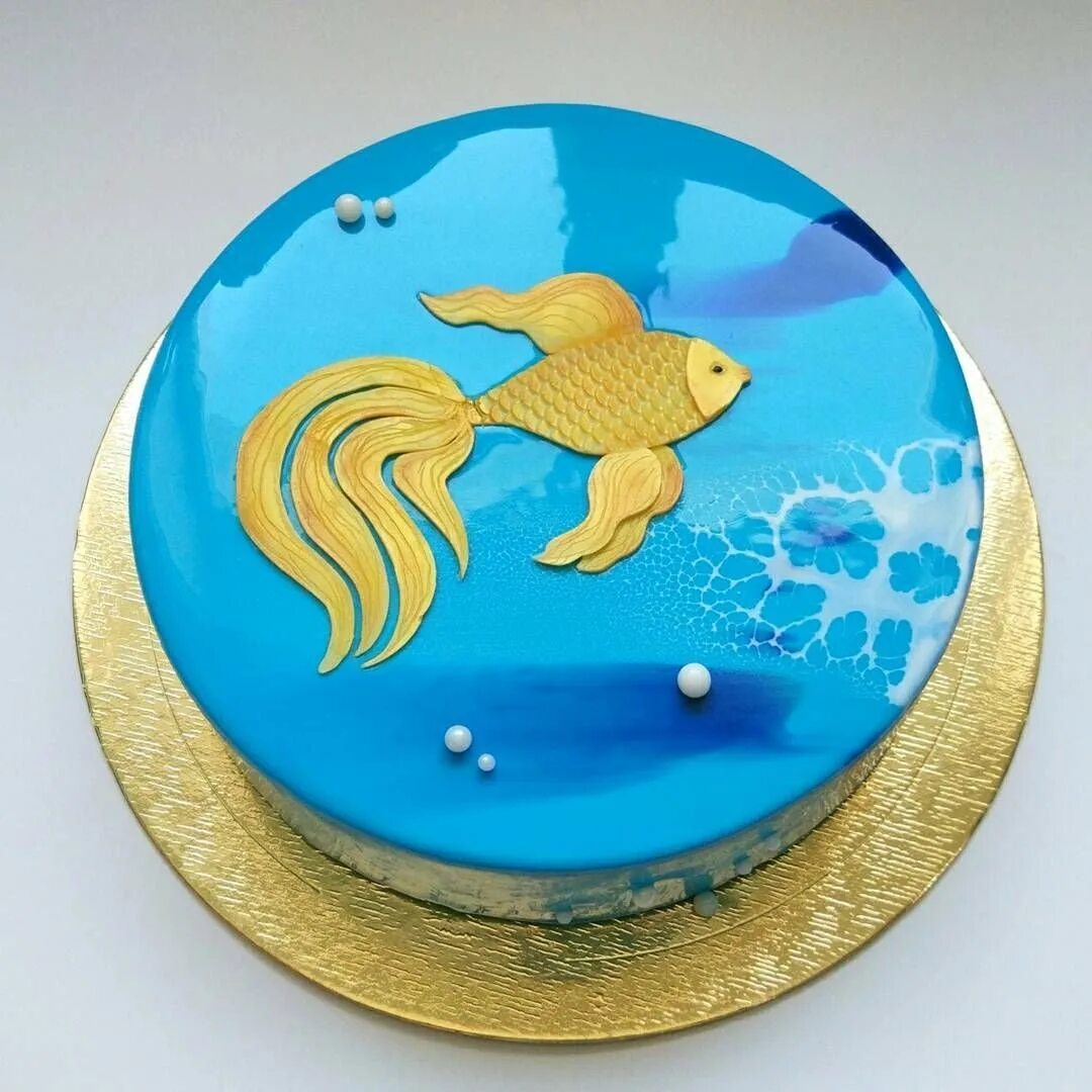 Украшение торта для рыбака. Торт с рыбками. Тортик с золотой рыбкой.