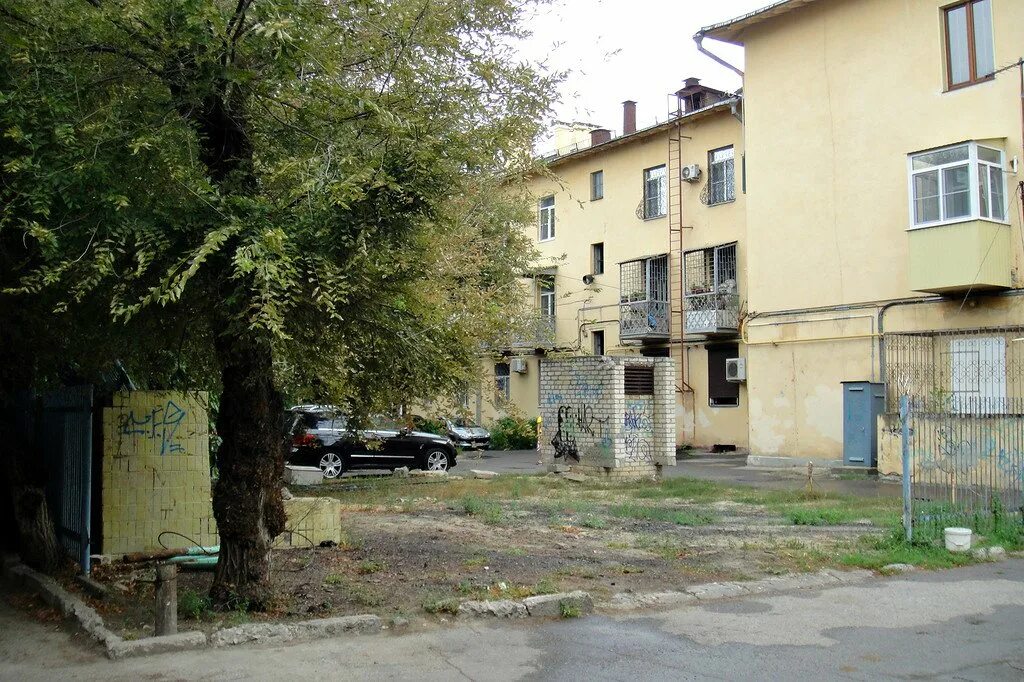 Интересные дворы москвы. Зеленый двор пятиэтажки. Ул мира 13 волгоград. Волгоград дворы мира. Комфортная городская среда вологда.