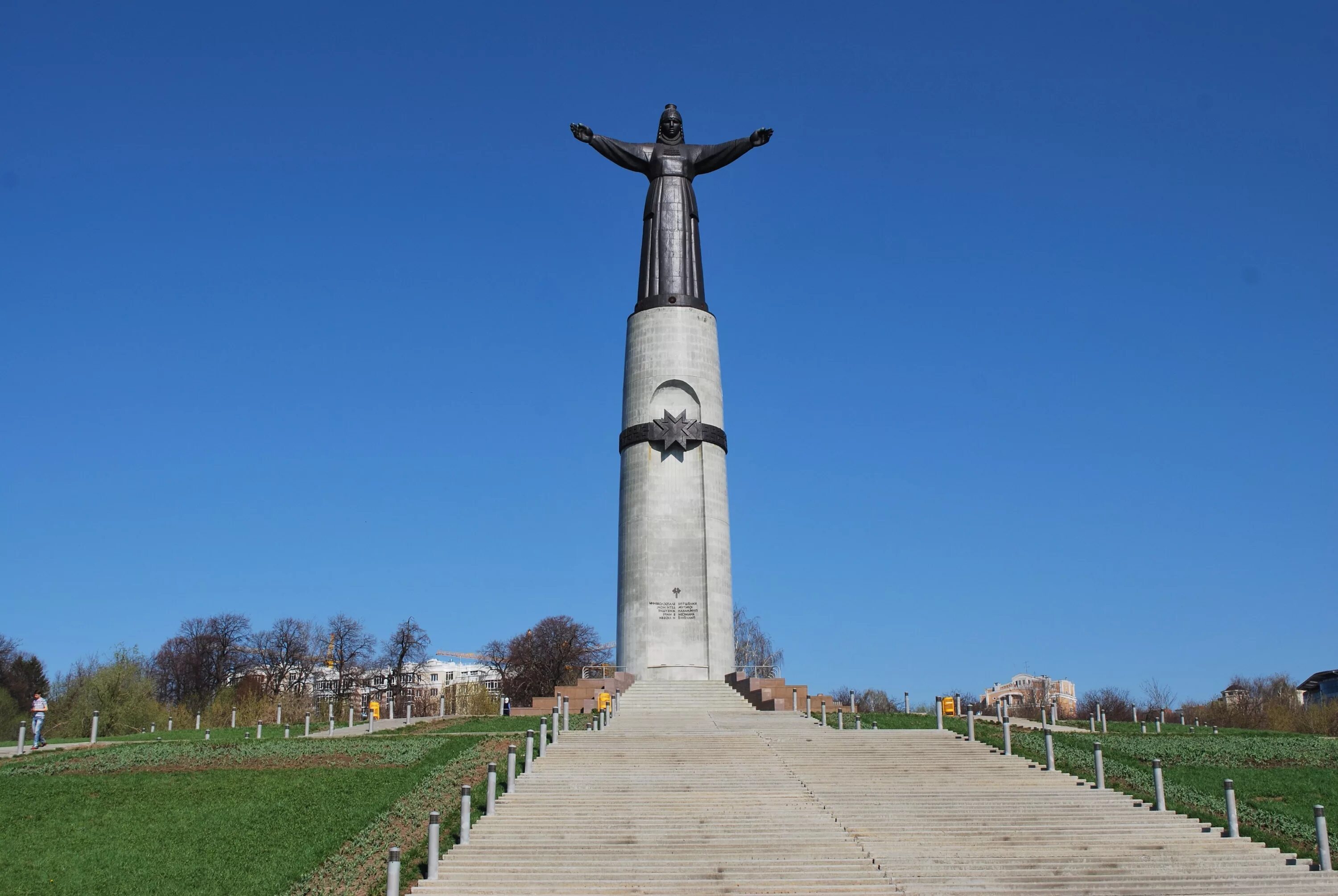 мать покровительница чебоксары. монумент матери чебоксары. мать чувашии памятник. монумент чувашии. скульптура матери покровительницы чебоксары.
