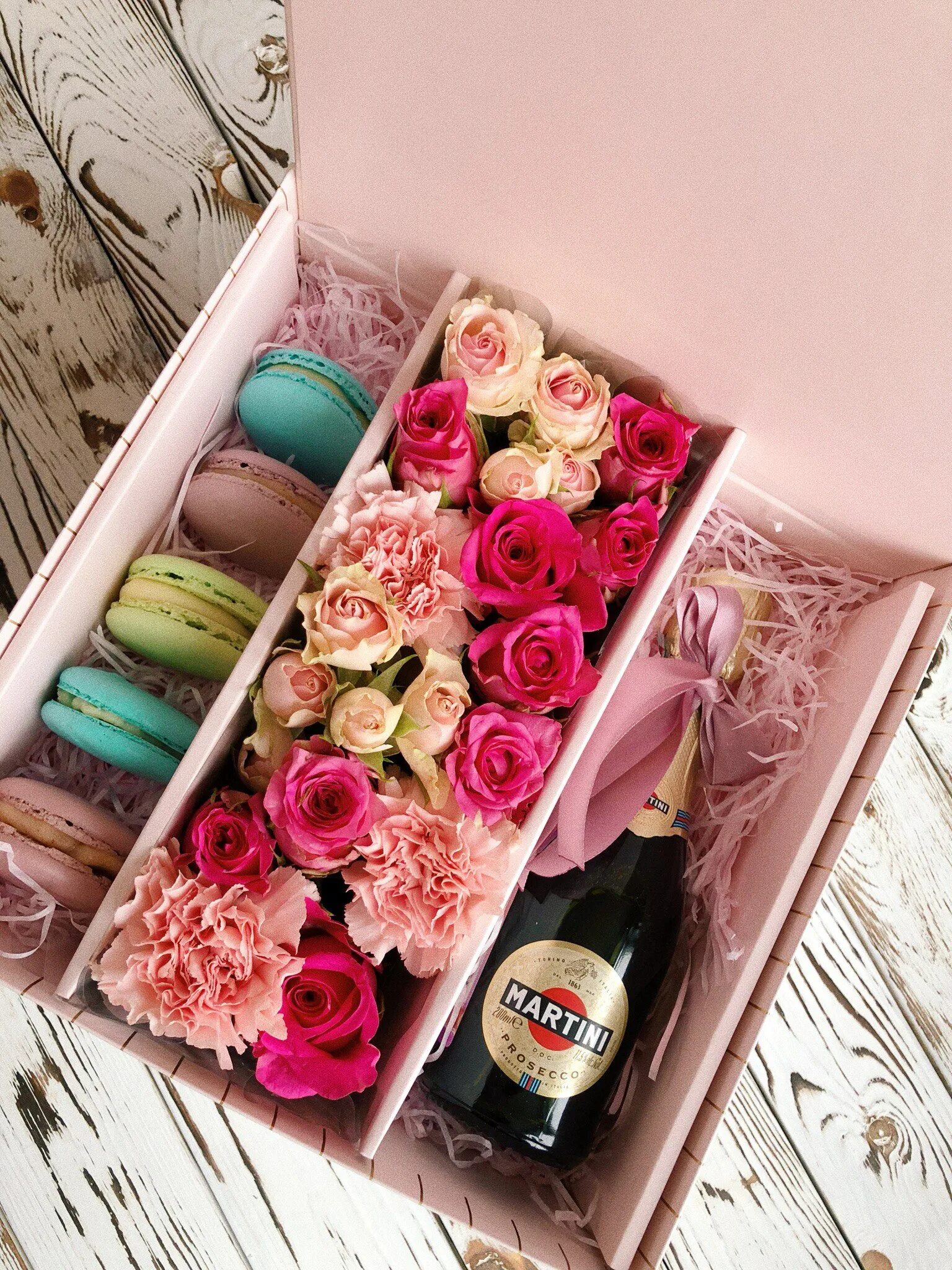 Коробочки с цветами и сладостями. Коробки с цветами и конфетами. Подарочные коробки с цветами и сладостями. Подарочная коробка с цветами и слад. Цветы в коробке с конфетами
