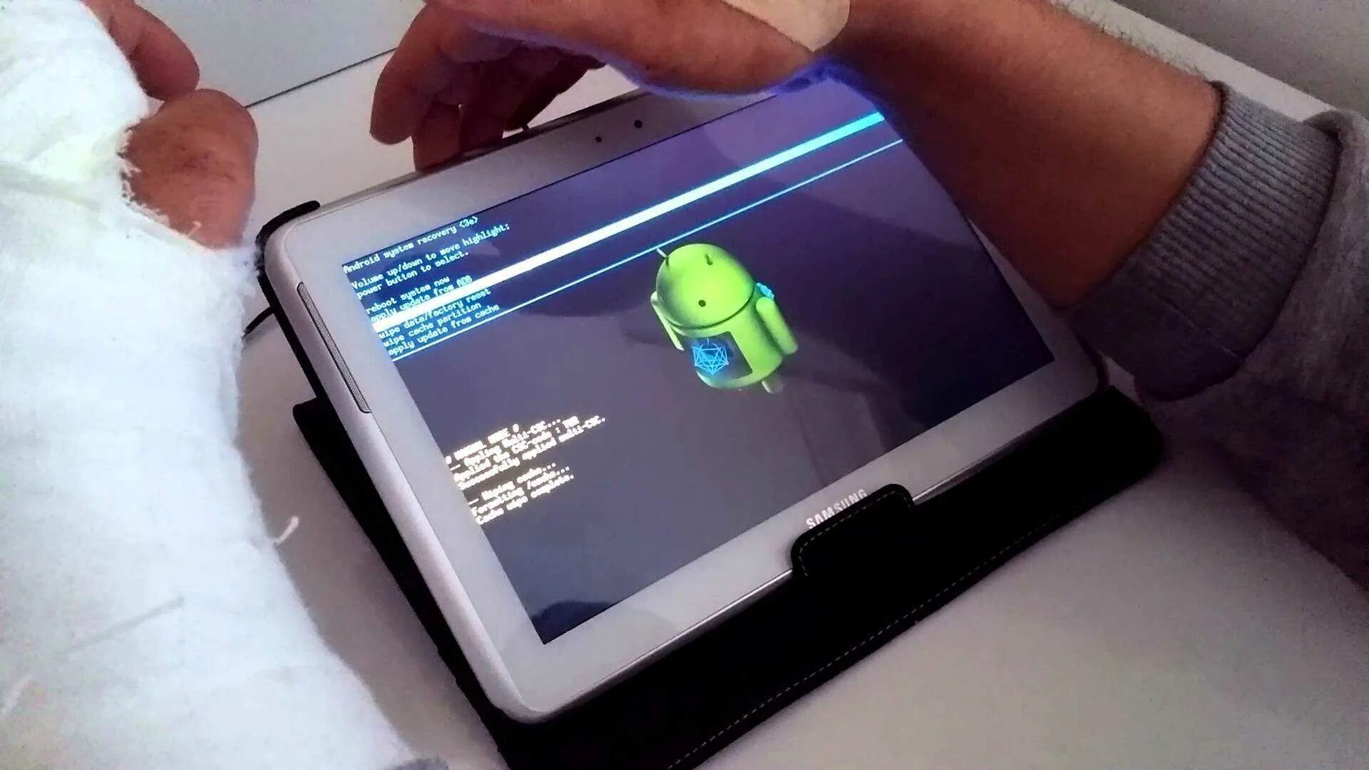 Планшет долго включается. Планшет Samsung Galaxy Note 10.1. Планшет Samsung Galaxy Note 10.1 n8000. Galaxy Note 10 hard reset планшет. Разбитый планшет Samsung Galaxy Note 10.1.