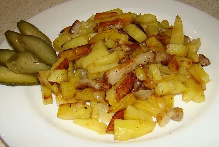 Как пожарить картошку с салом. Жареная картошка с салом. Жареная картошка с солеными огурцами. Жареная картошечка с салом. Жареная картошка с соленым.