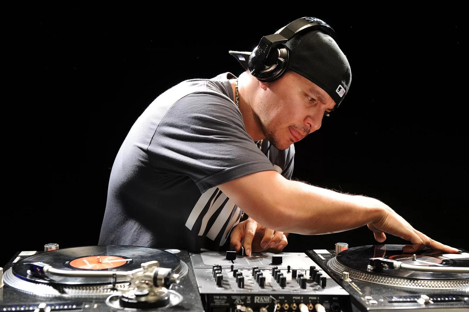 Мрз dj. Mixmaster Mike диджей. Диджей Джей ди. Майк спирит диджей. Диджей за пультом.