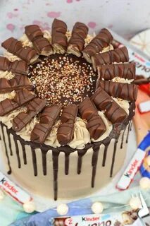 Украсить торт конфетами и печеньем