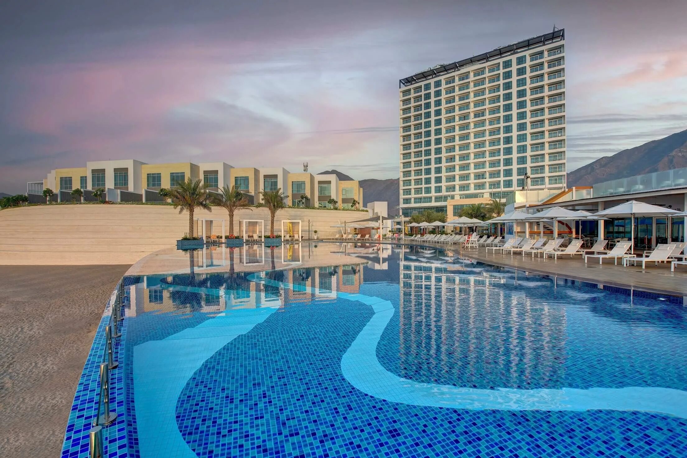 Fairmont bab al bahr 5. Роял м Фуджейра. Отель ОАЭ Royal m Beach Resort al Aqah. Royal m Hotel Fujairah 5. Отель Royal m Hotel Resort al Aqah Beach Фуджейра.