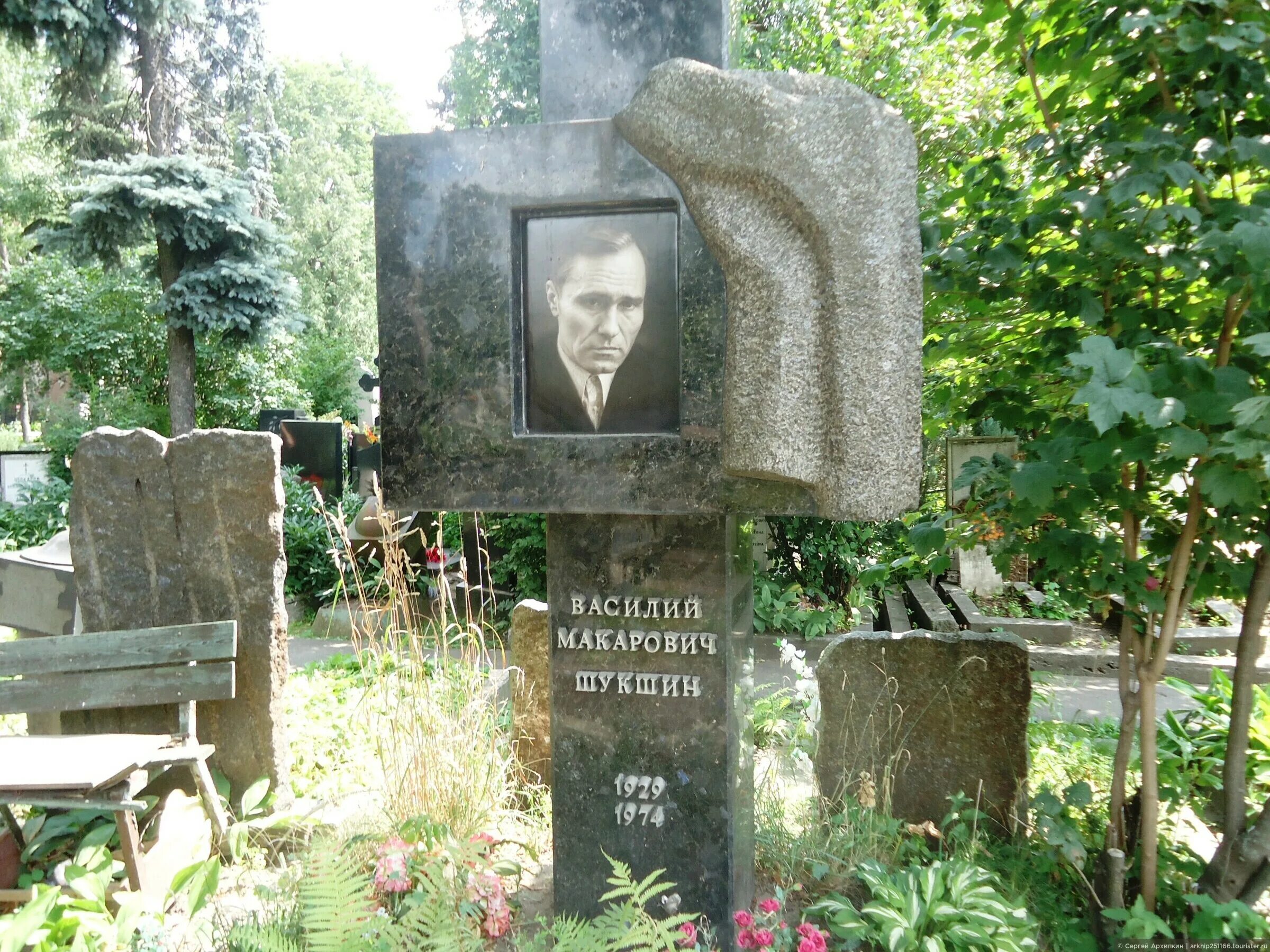 Новодевичье кладбище шукшин. Шукшин новодевичье кладбище. Памятник шукшину в москве на новодевичьем. Новодевичье кладбище шукшин. Шукшин новодевичье кладбище.