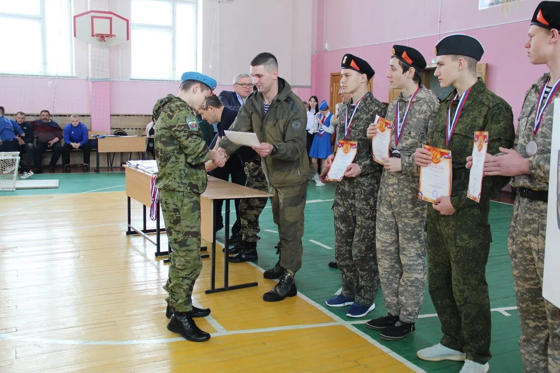 военно спортивная эстафета. военно-спортивная эстафета марш-бросок. силовая эстафета армия. защитники отечества спартакиада. фото российских военных.