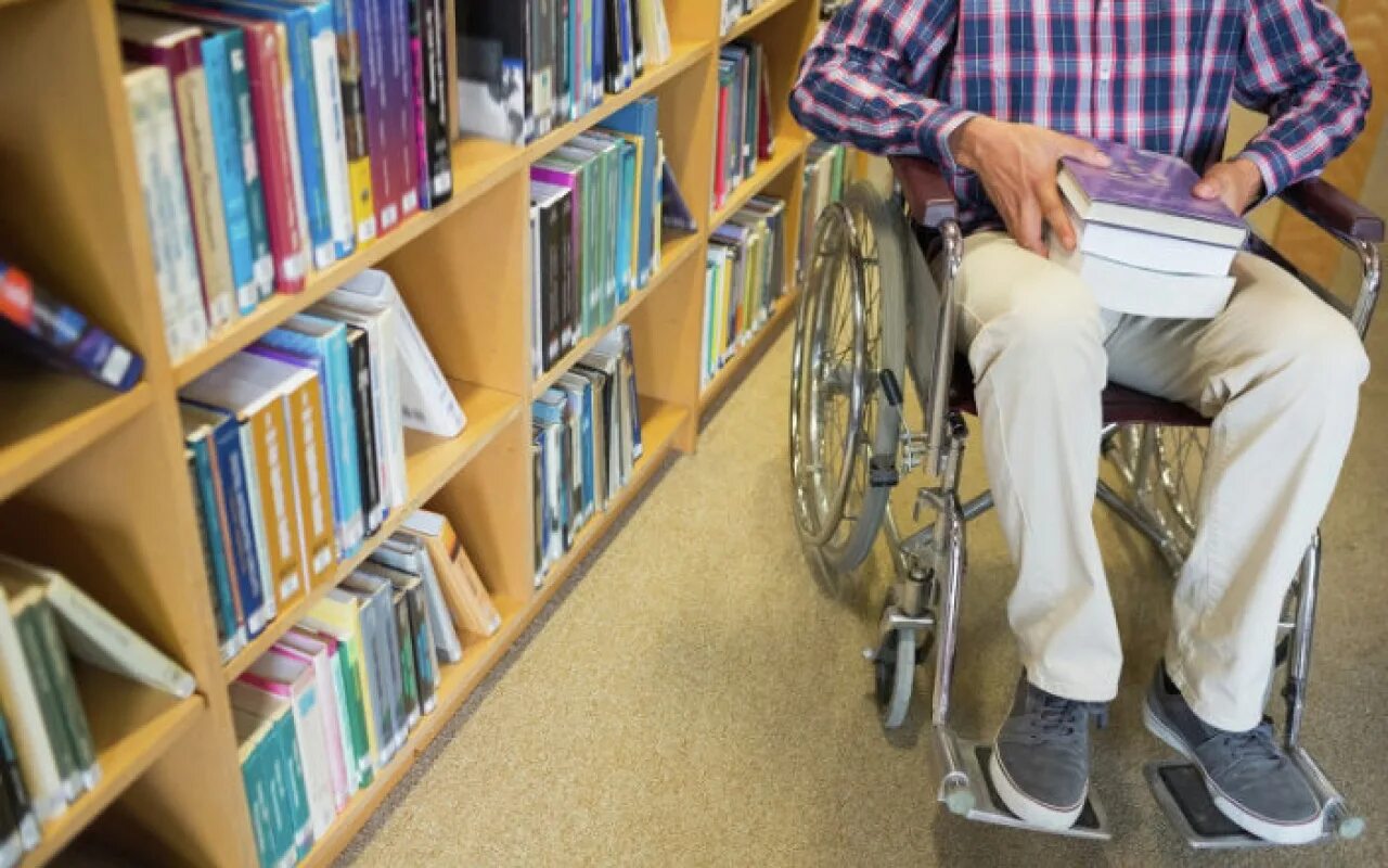 Высшее образование инвалиды. Инвалиды в библиотеке. Люди в библиотеке. Люди с ограниченными физическими возможностями в библиотеке. Библиотека для людей с ограниченными возможностями.