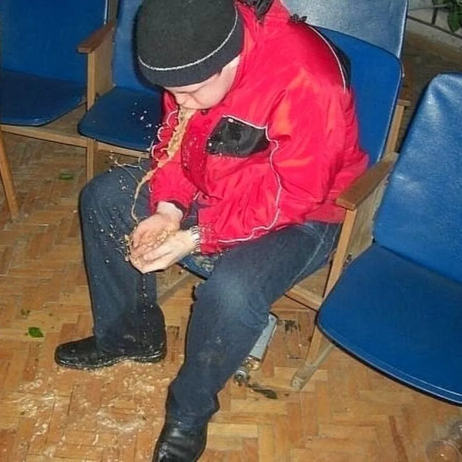 Пацана вырвало. Пацана вырвало