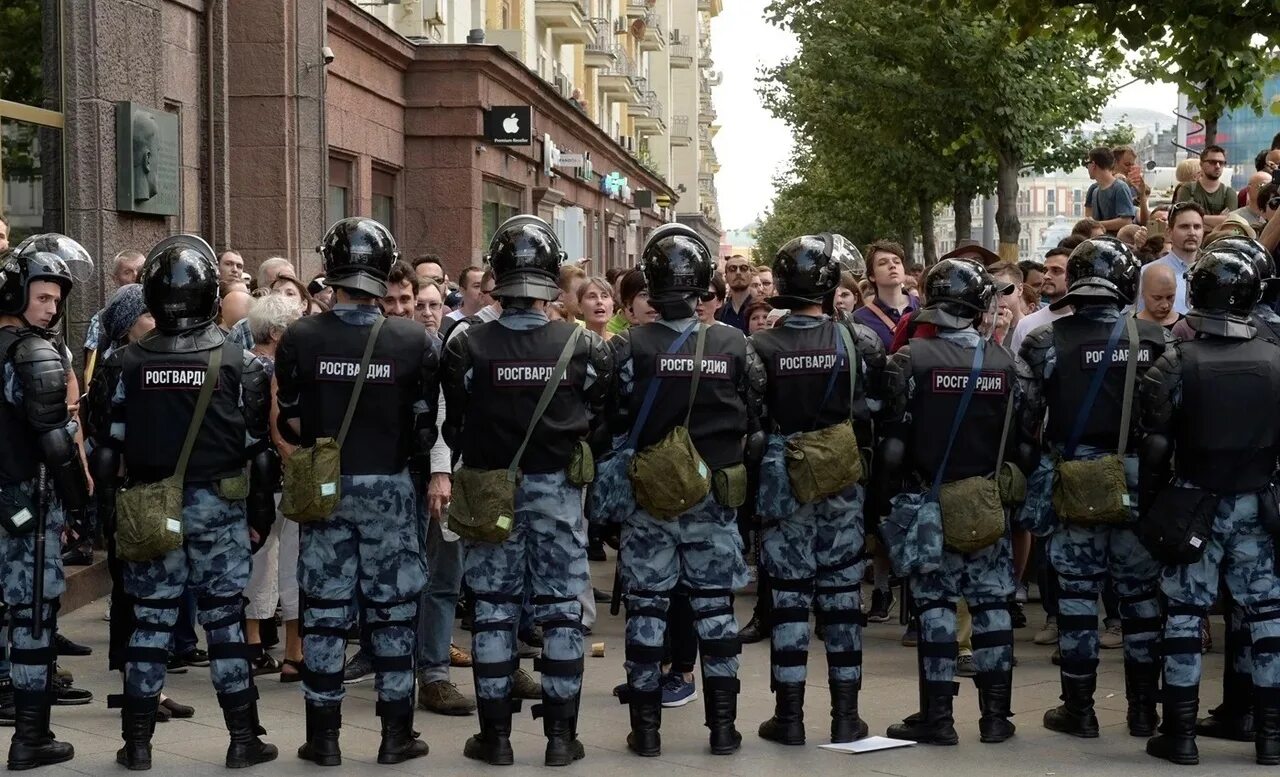 Толпа полицейских. Митинг полицейских