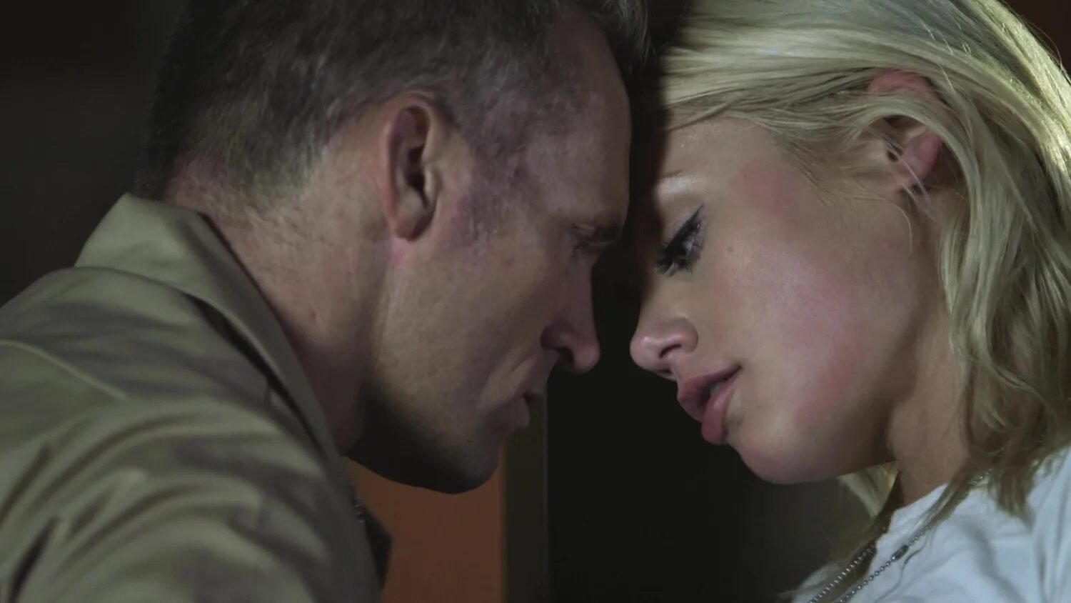 фавикон красная стрелка. стрелочка вправо. стрелка вправо. стрелка (символ). стрелки направления вращения электродвигателя.