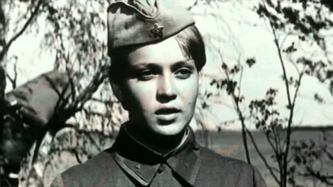 Девушка поет про войну
