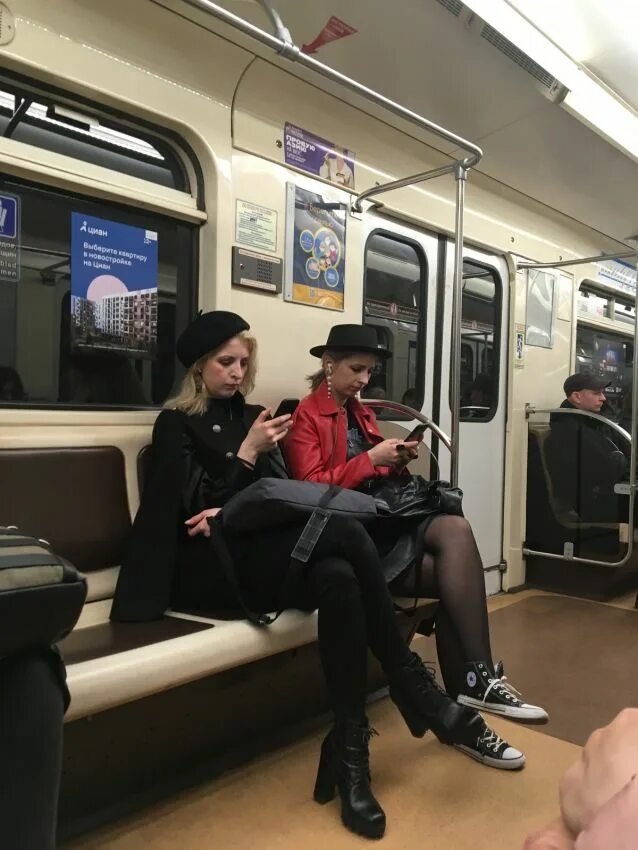 Трутся в метро шестерки