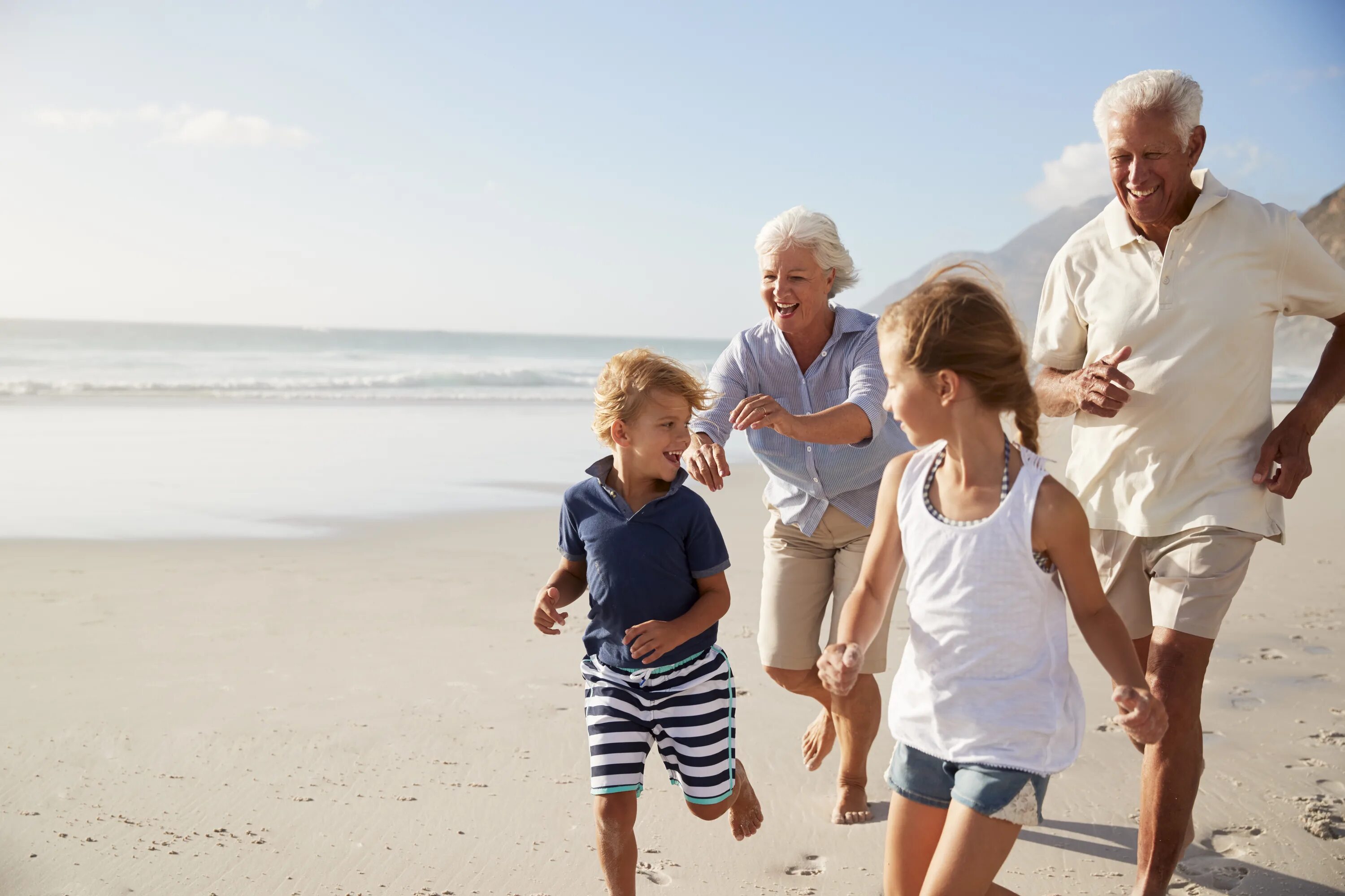 Do your grandparents. Бабушка и дедушка с внуками. Здоровые бабушка и дедушка. Счастливые старики и дети. Пенсионеры и дети.