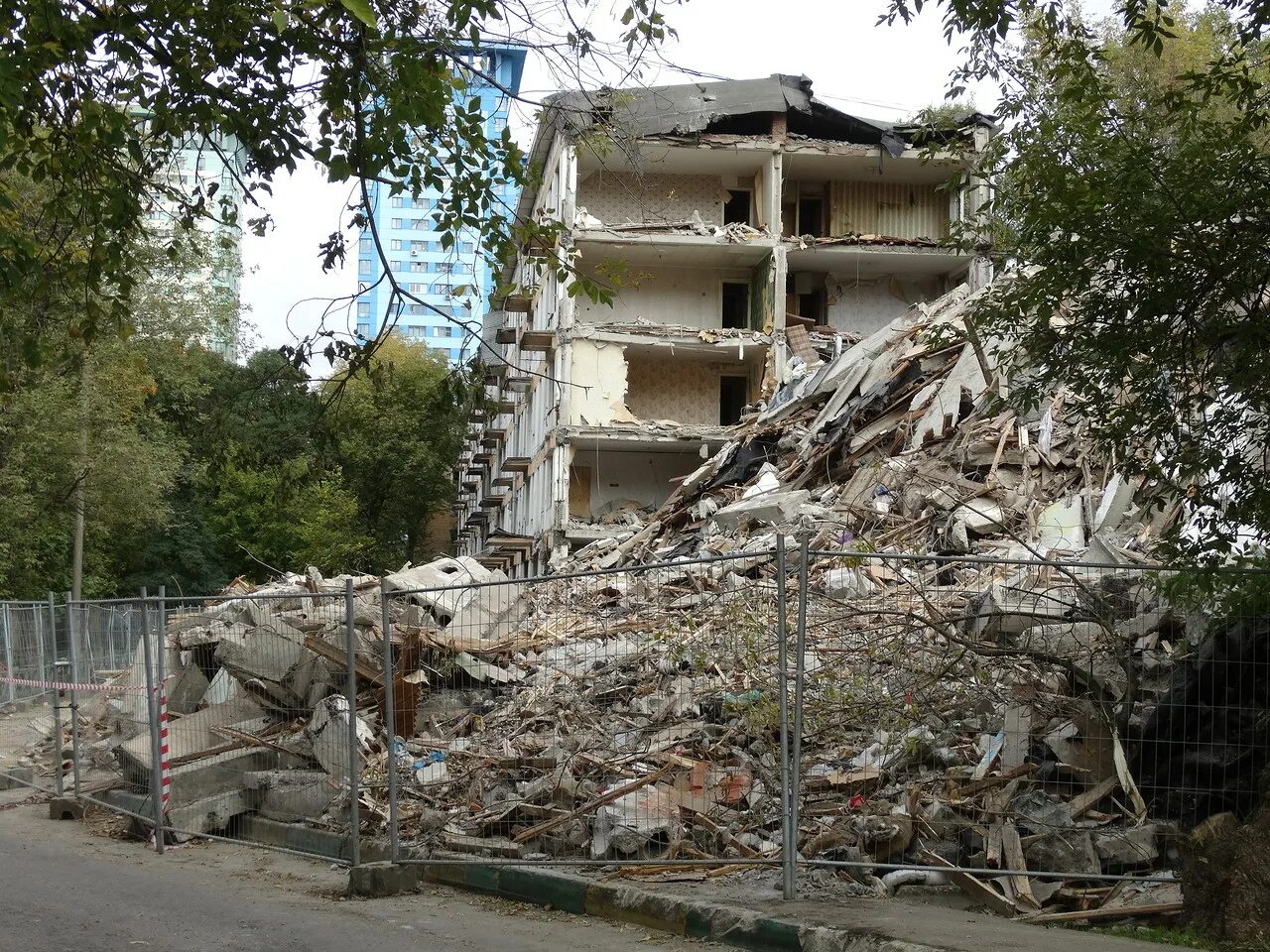 ураганы в россии. бараки в королеве. аварийное жилье челябинск. снос ветхого жилья новости. снос аварийных домов.