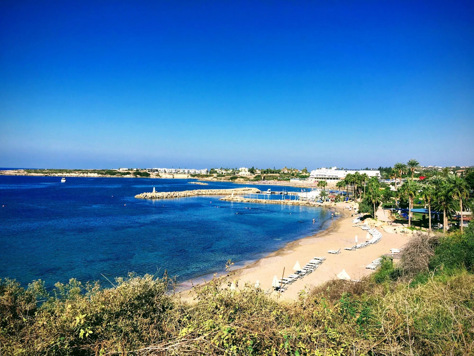 Coral beach отзывы. Корал Бич Кипр. Корал Бич Кипр пляж. Кипр Корал Бич 5 Пафос. Кипр пляж карарале Бич.