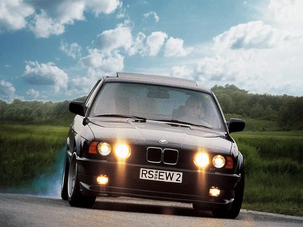 Е34 гаджи. БМВ е34. БМВ 5 е34. BMW e34 гоночная. БМВ м3 е34.