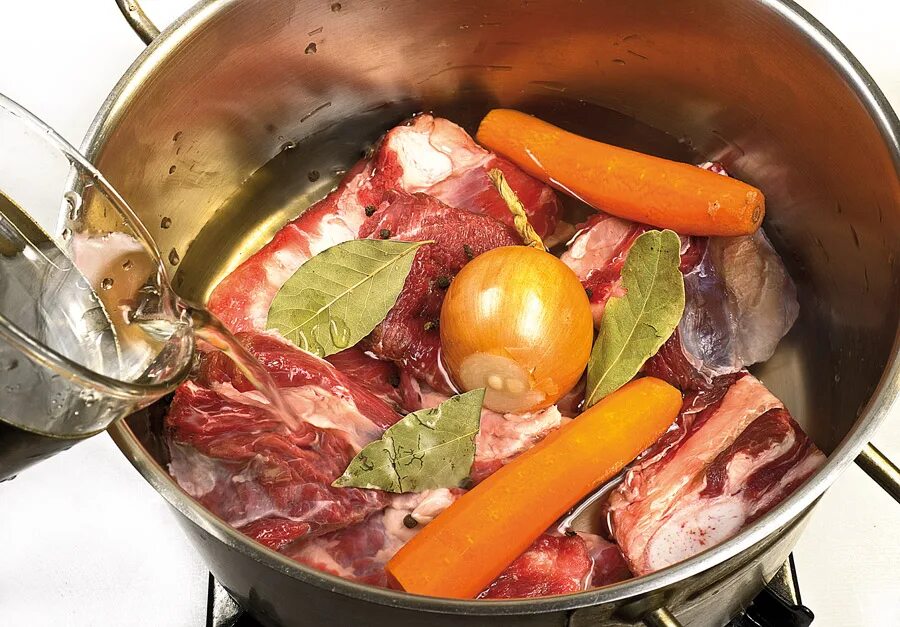 Готовим с мясом в кастрюле. Бульон с мясом. мясо в кастрюле. борщ с мясом. бульон для борща.