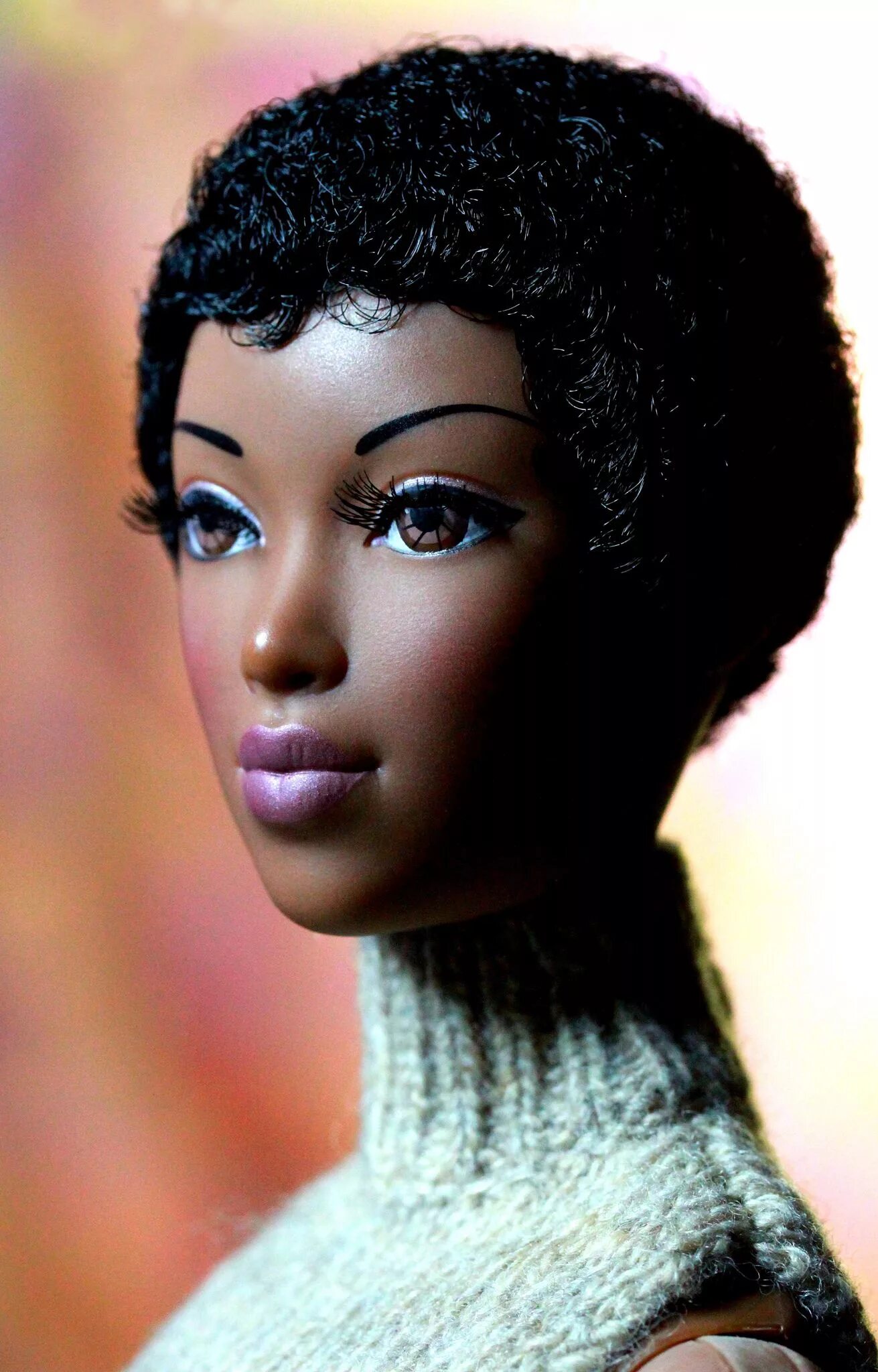 Темнокожая кукла. Кукла Барби афро. Barbie looks Кен афро. Поппи кукла афро.