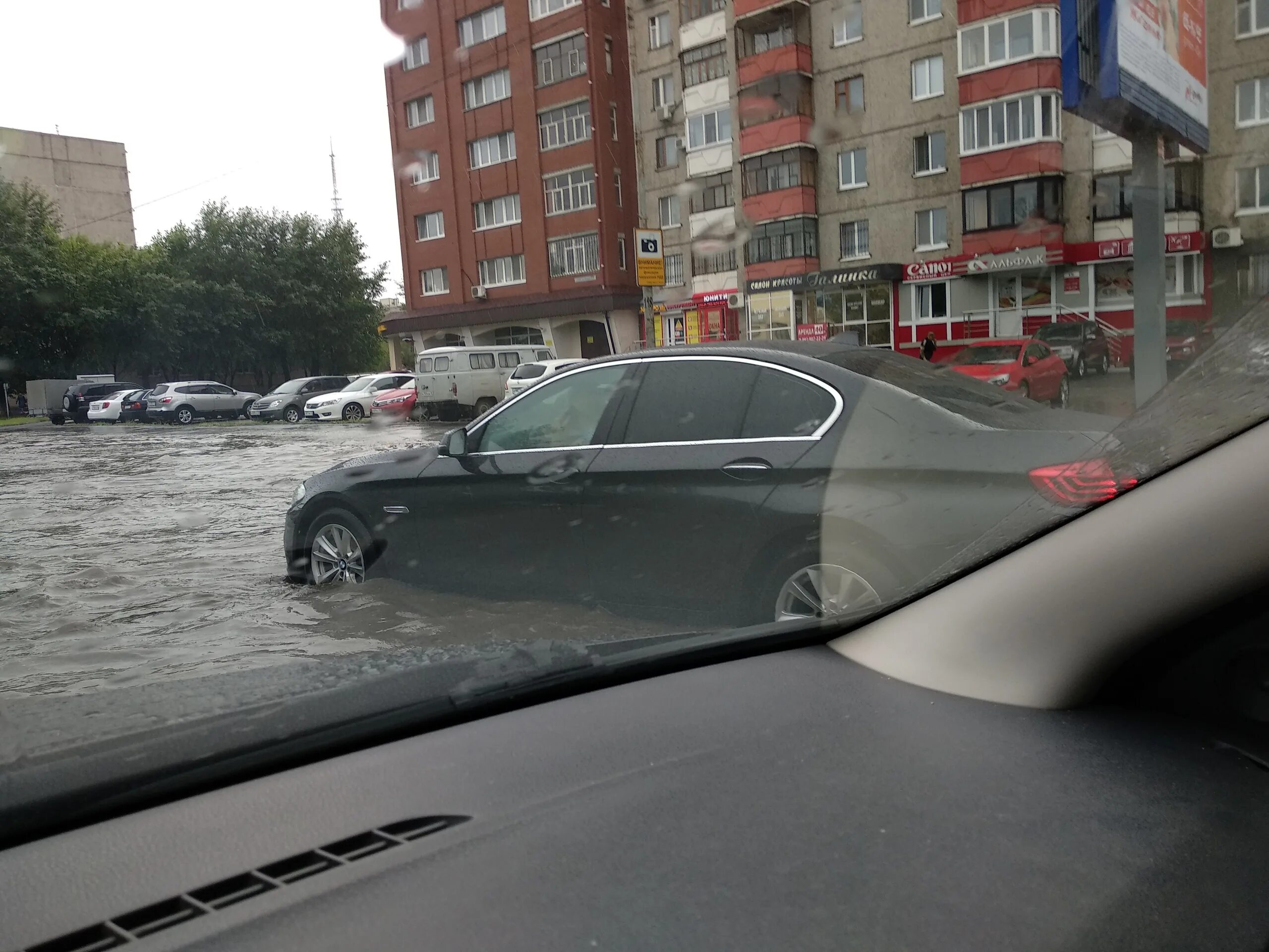 Потоп в тюмени. Ливень в Тюмени. Тюмень потоп. Сильный дождь в Тюмени. Потопы в Тюмени после дождя.