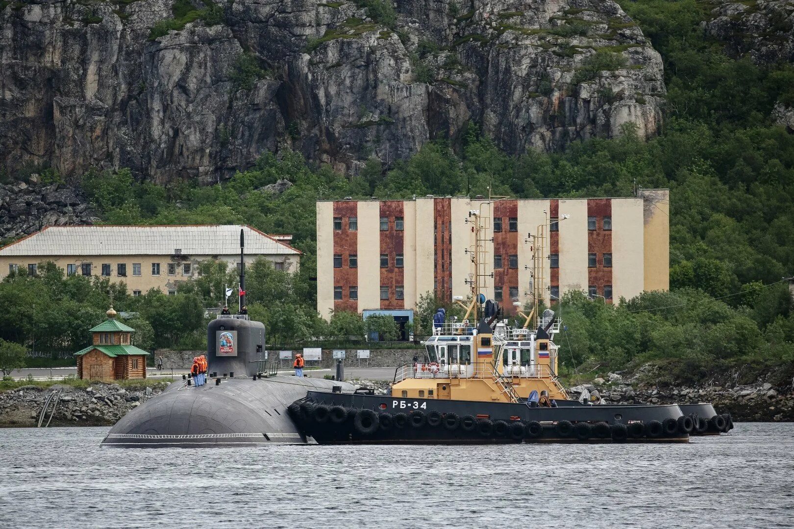 Гаджиево мурманская. Бухта Ягельная Гаджиево. Западная лица база подводных лодок Северного флота. Поселок Гаджиево база подводных лодок. АПЛ князь Владимир в Гаджиево.