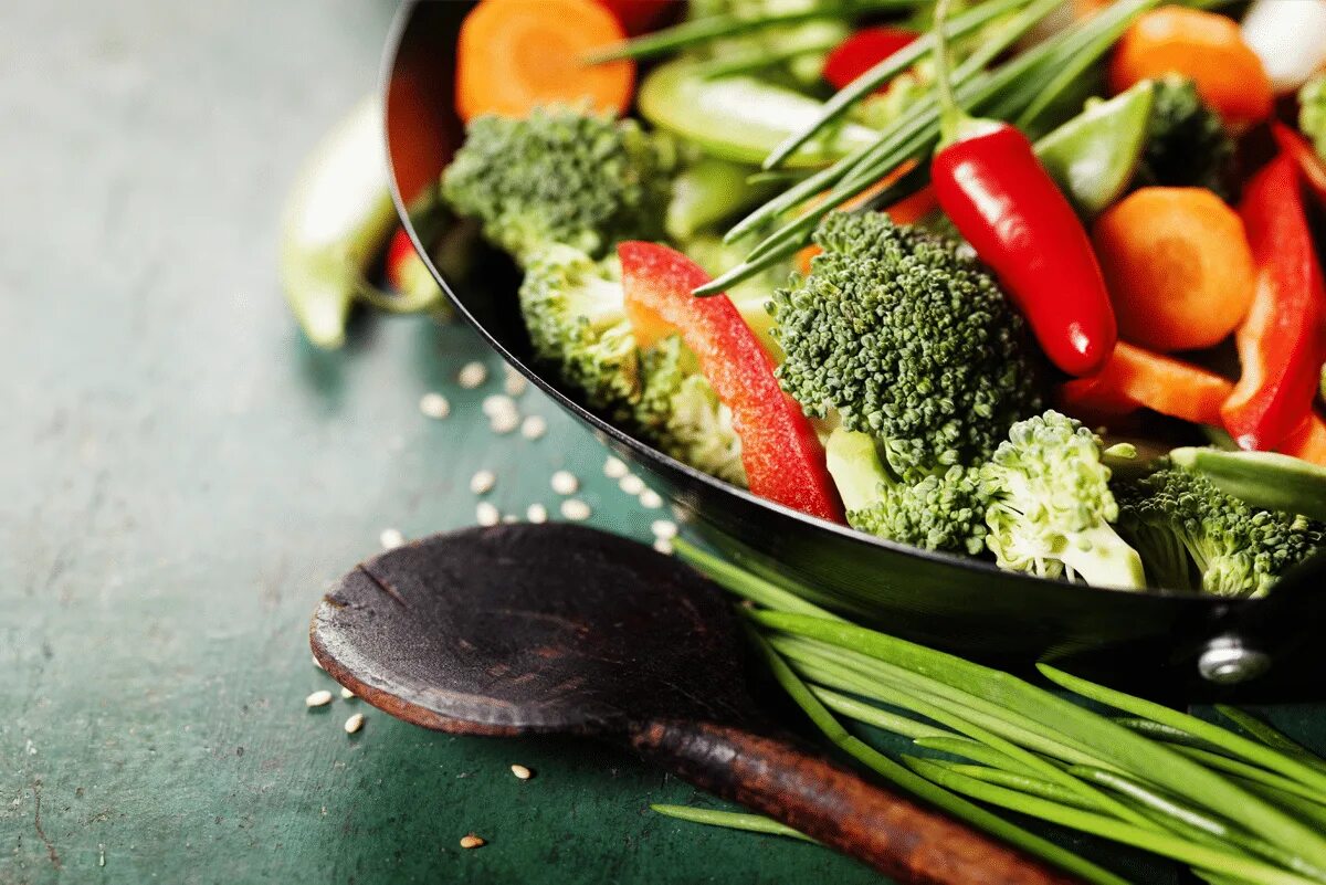 Ужин вегетарианца. Based diet. Обычное питание и сбалансированное открытки. Plant based diet. Вегетарианская еда на светлом фоне.