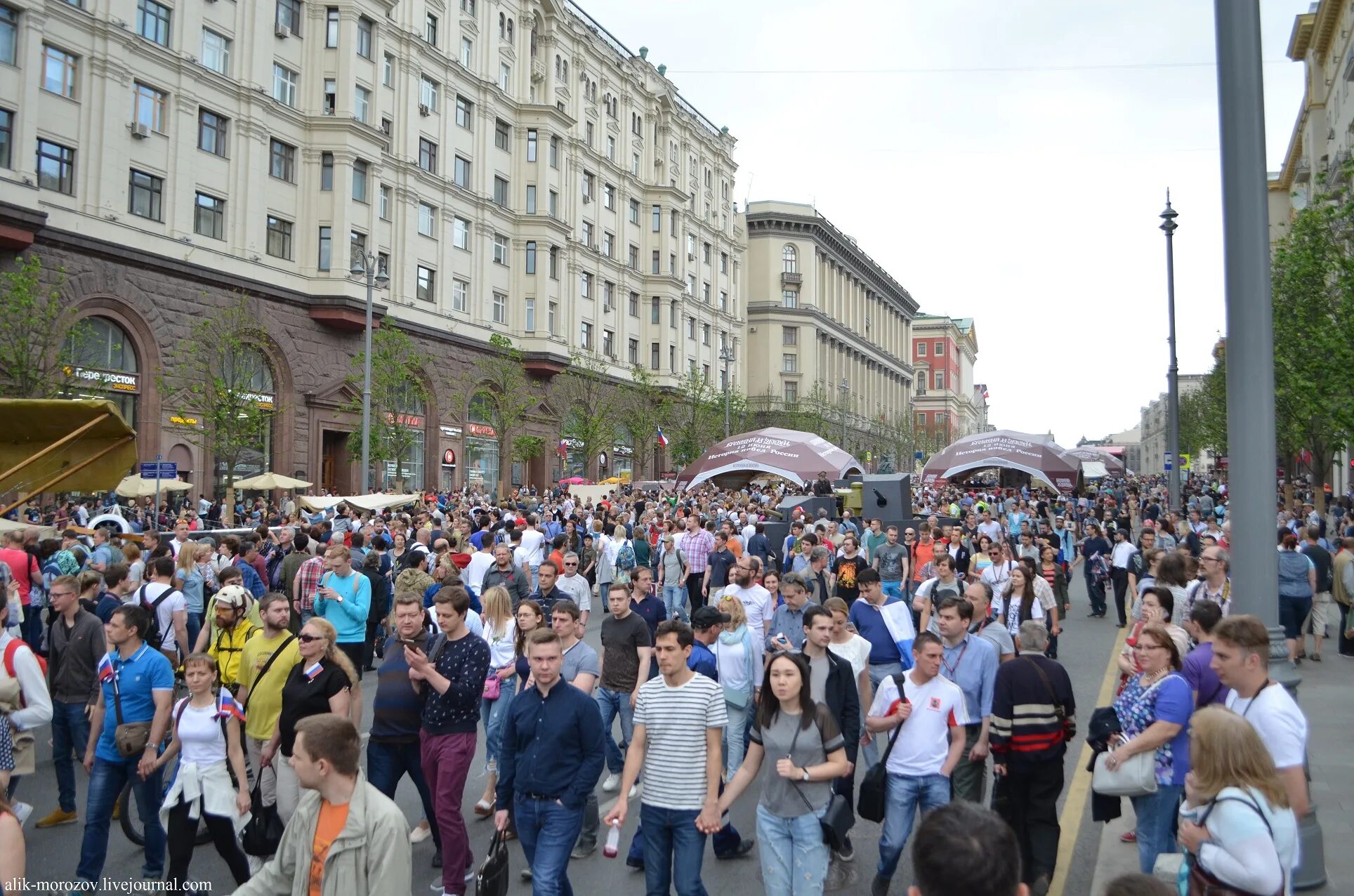 Толпа зевак 7. Зеваки фото. Толпа зевак картинки. Фото уличных зевак. Толпы зевак значение.