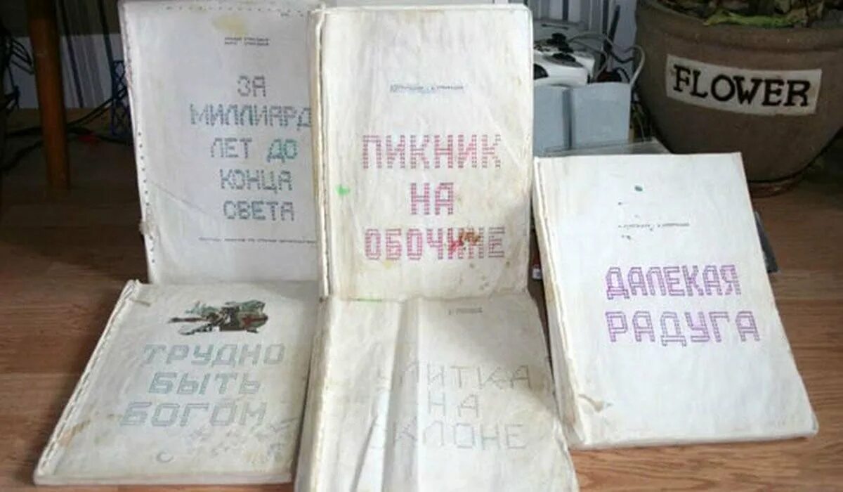 Детская литература. Ученик с книгой. Издательство книг. Некрасова калечина-малечина иллюстрации. Книги о путешествиях и путешественниках.