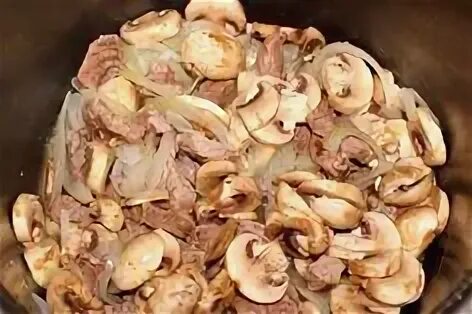 Курица с маслятами. Тушеный маслята. куриное филе тушеное с маслятами. жареные маслята на сковороде. как пожарить грибы коровники на сковороде.
