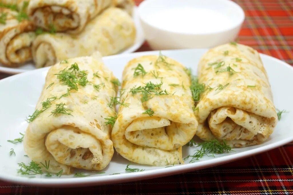 блинчики с фаршем. блины фаршированные мясом и рисом. блины с куриным фаршем. вкусные блины с фаршем. блинчики с фаршем.