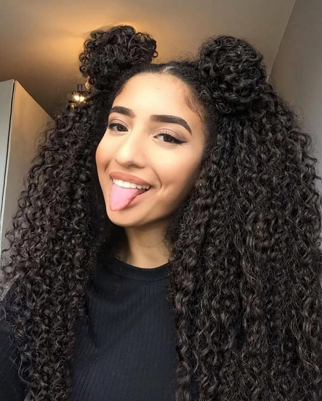 Как заплести афро кудри. Черные афро кудри канекалон. Афро кудри косички зизи. Афролоконы джессика. Афро кудри наращивание канекалон.