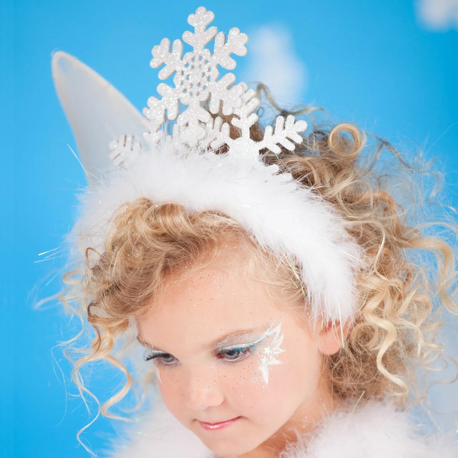 Аквагрим бабочка. Зимний грим для детей. Гримм снежной королевы для детей. Грим на новый год для детей. Новогодний аквагрим для девочки.