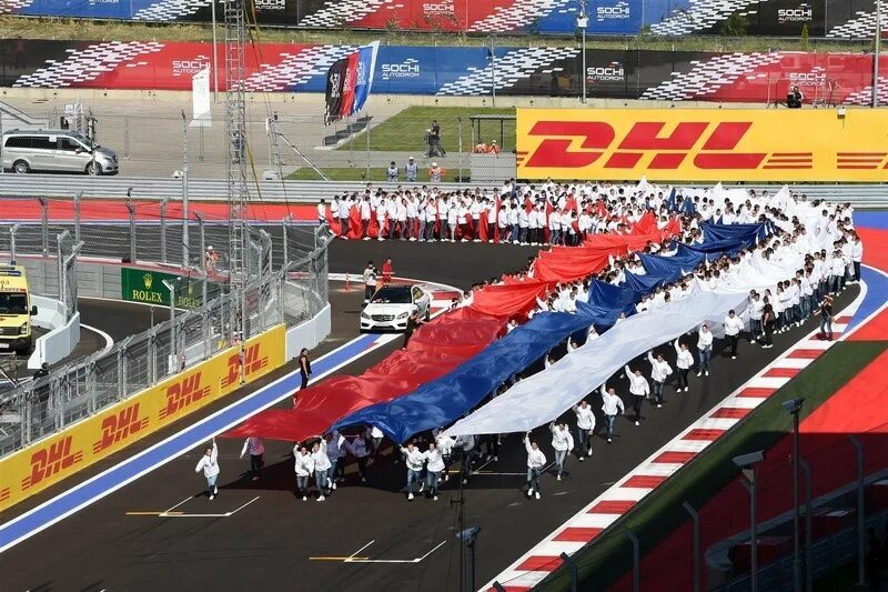 Формула 1 прямой эфир. F1 Сочи 2014. Формула 1 Сочи Гран при флаги. Сочи 2014 Гран при ф1. Арена ф1 Сочи.