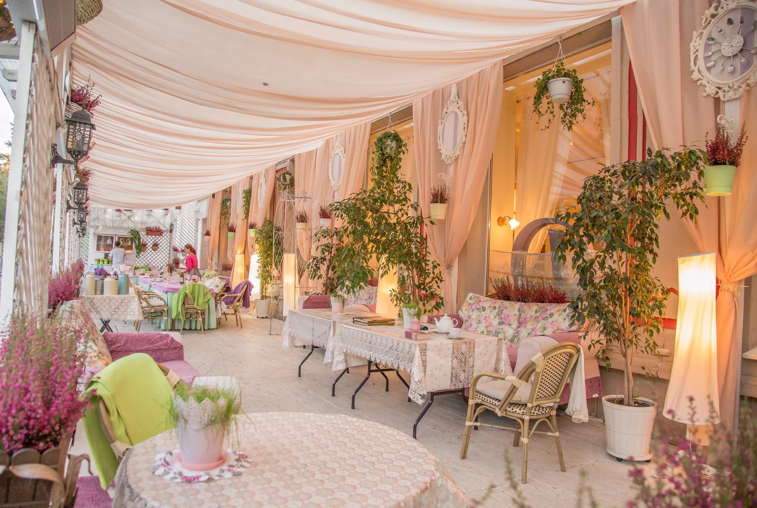 Valenok ресторан москва. Чайхона 1 арбат. Метрополис летняя веранда. Тру кост веранда. 05 москва.