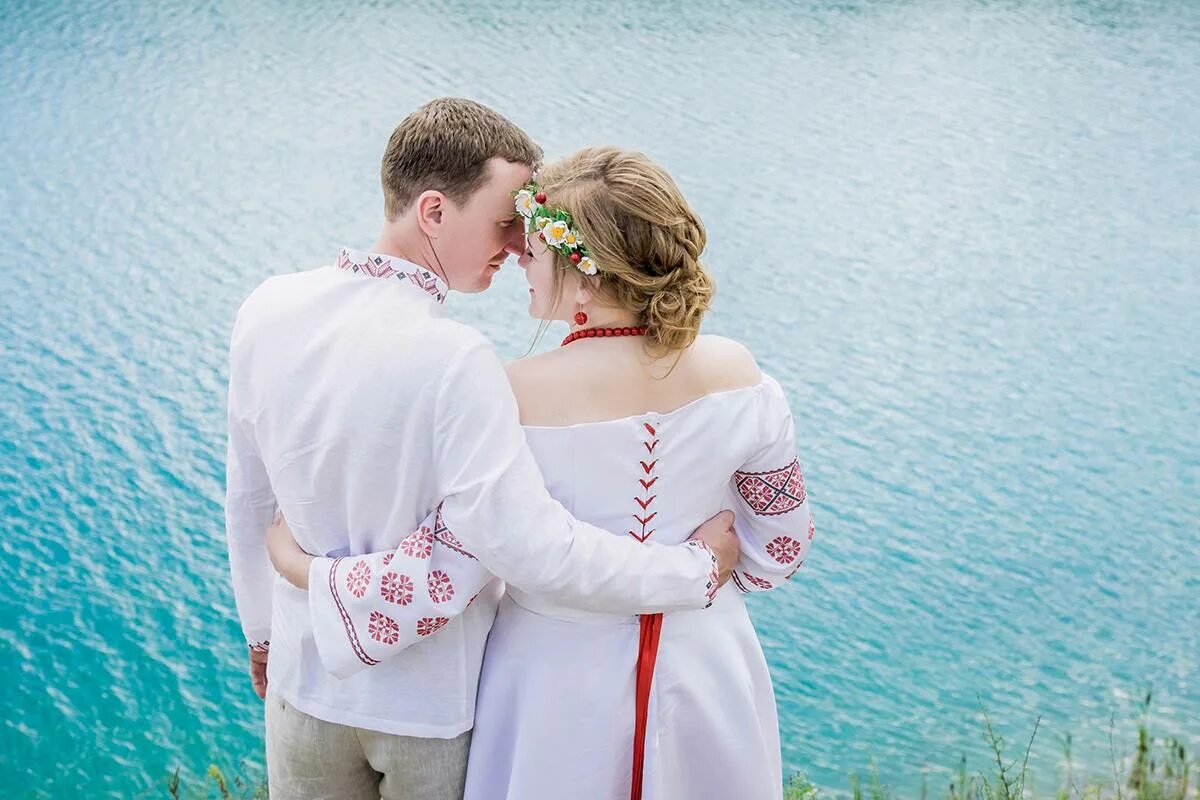 Люди из белоруссии. Белорусский свадебный обряд. Белорусская пара в национальном костюме. Белорусский костюм для девочки. Фотосессия в славянском стиле летом.