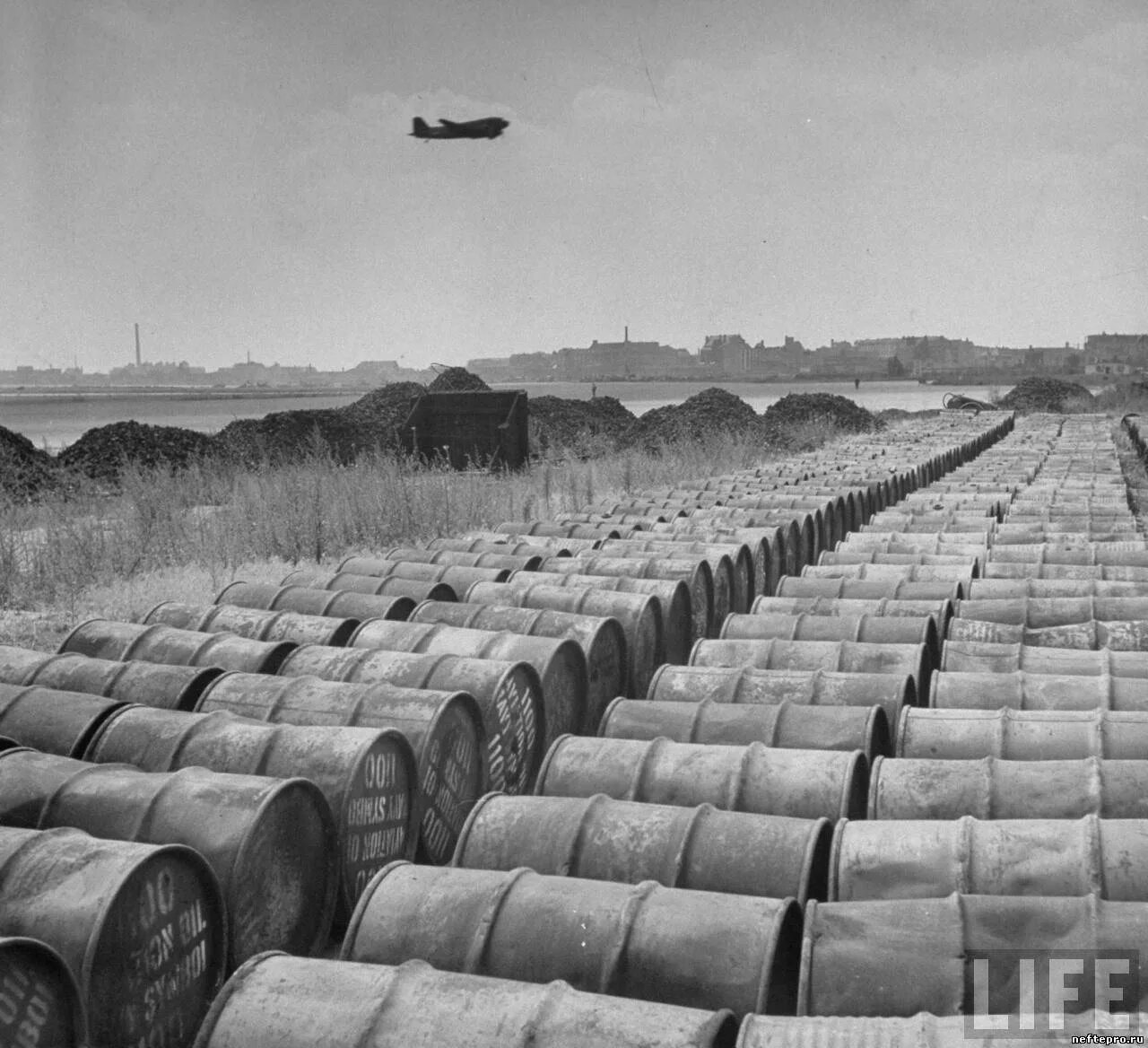 военное сырье. бочка немецкая для гсм. немецкие бочки 1941. производства сырьевые материалы. заброшенные военные склады.