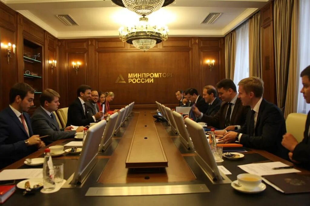 Заседание правительства рф. Минпромторг россии здание. Министерство промышленности рф. Минпромторг новосибирской области. Промышленности и торговли и правительство.