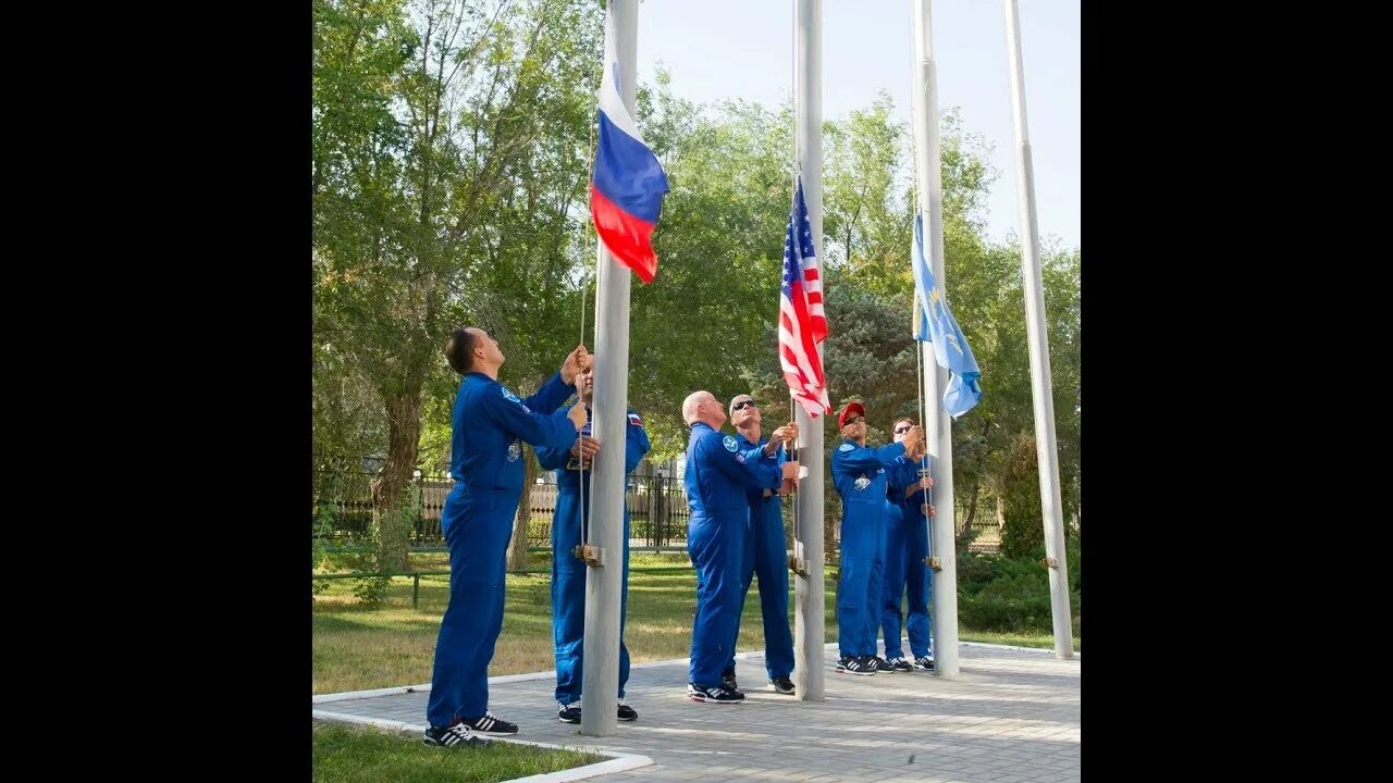 Ритуал подъема и спуска флага. Флагшток перед зданием. Флаг Байконура. Торжественное поднятие флага России. Флаги для мероприятий.