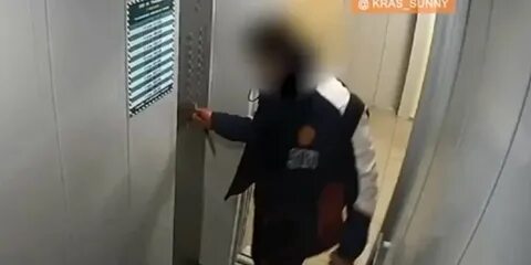 Мужчина аккумулятор в лифте