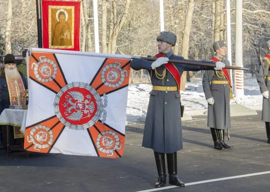 Знамена выносятся. Боевое Знамя полка 10341. Боевое Знамя ЛЕНВМБ. Боевое Знамя Петроковский полк. Боевое Знамя КВТККУ.